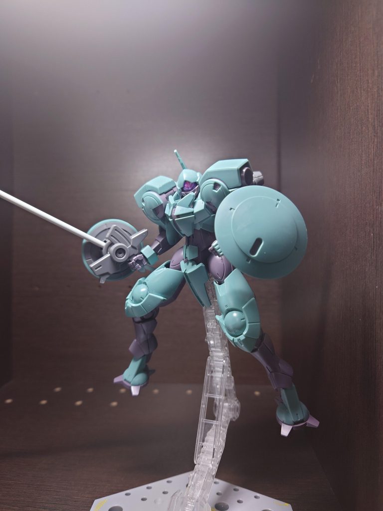 水星の魔女からハインドリー。ハインドリーってちょこちょこ色足したら化けそうなキットだと感じました。例えばシールドとかの武装系や肩アーマーとか。個人的に感じたのはライフルとシールド、ランスを組み合わせるのは面白いけど無茶苦茶使いづらそう。