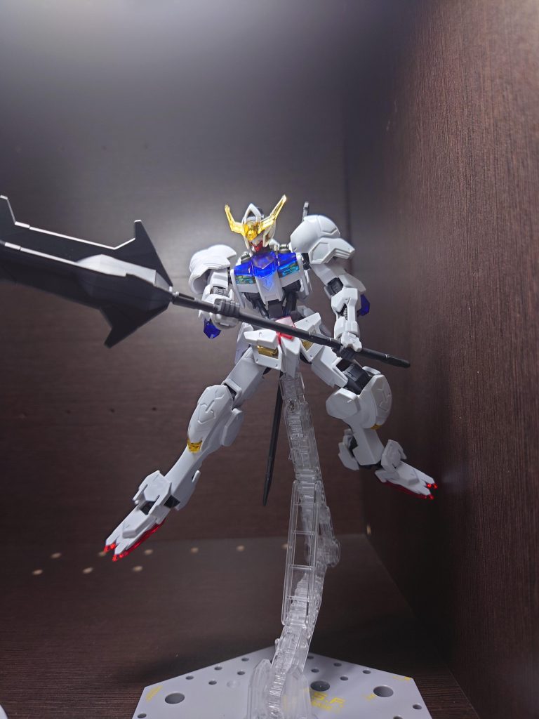 最後に鉄血からバルバトス(ソリッドクリア)です。このごろずっと水星キットを作っていたのもあり、シールを張らないと物足りない感が半端ない。改めて水星キットって色分けすごいと感じました。ただこんだけ色が足りないにもかかわらずバルバトスはかっこいい。通常版も5月の再販で買えたのでこっちはソリッドカラー部分を残しつつ最低限装甲の色がない部分だけ塗装して完成にしようかなと考えています。