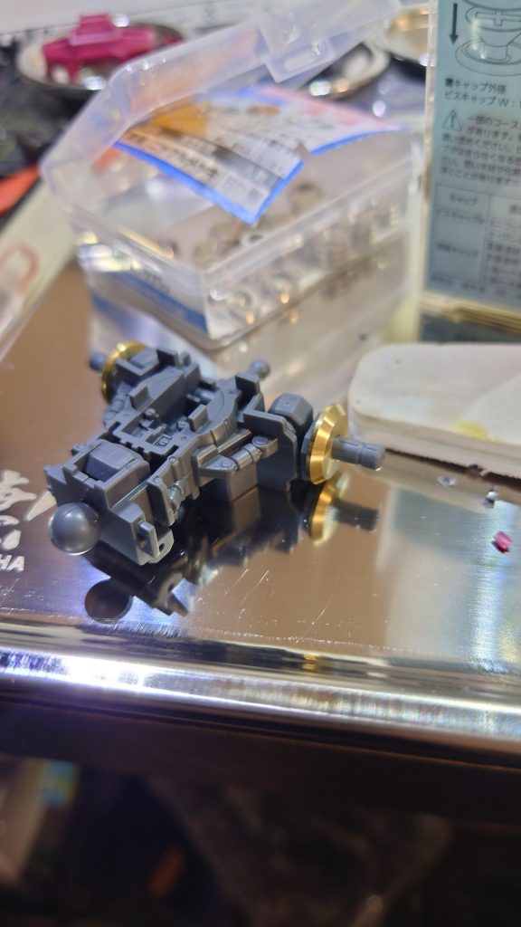 本体で触ってるのは肩ぐらいですねぇ。スペーサーを入れて肩幅を少しだけ増強しつつディテールアップを狙ってます。