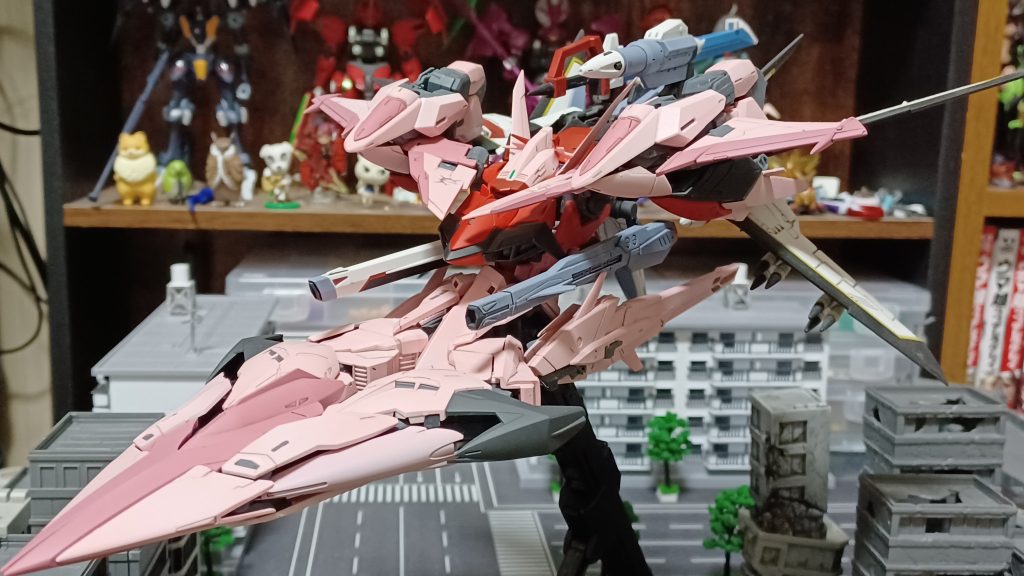 先日、勇気を出して変形させてみましたがこんな感じです。 (背景がゴチャゴチャしてて申し訳ありません(^_^;)撮影ブースに入らなかったので………。)変形怖い!!擦れとか破損が怖い!!!撮影してすぐに元に戻しましたww変形後もオオトリ装備の存在感は健在です(笑)