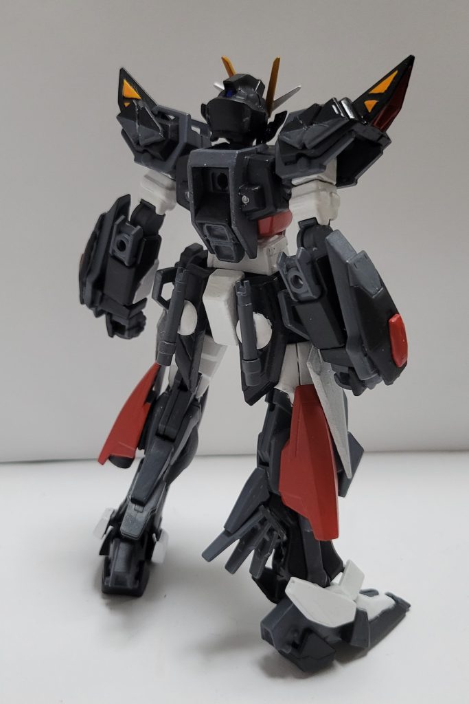 背中。個人的にはストライカーのコネクターのところのシルバーがお気に入りです肩のノワールトンガリのオレンジの三角のところ(語彙力)はシールに合わせて三角に切ったプラ板を貼りつけてます足裏のスラスターエロくないっすか???