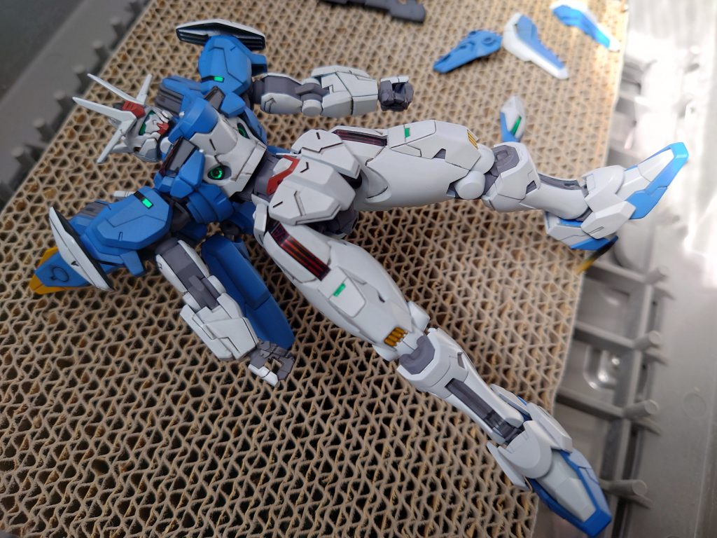 頭部の組むパーツほんま全部この方式で良いのでは・・!あと付属シールのテカリ具合が優秀なので今回はめっちゃ使用