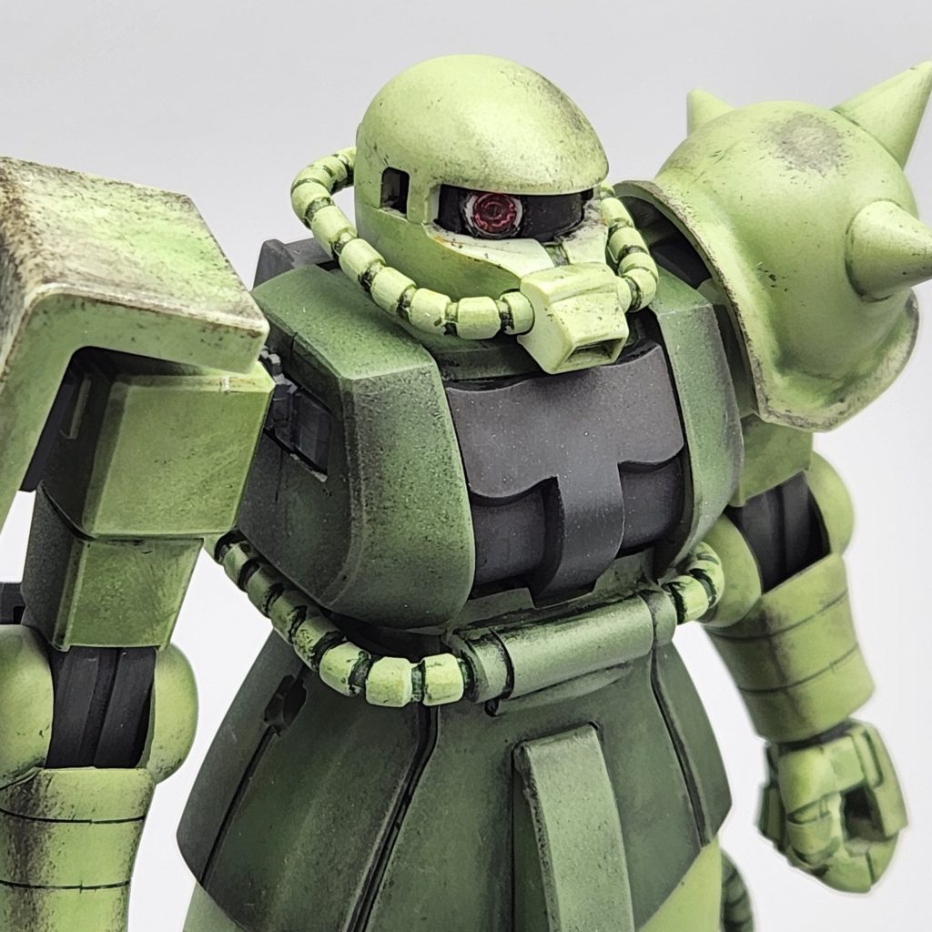 かなり前に作りかけで放置してた為かモノアイシールを紛失w 代わりにMSサイトレンズ(ピンク)を埋め込みました。