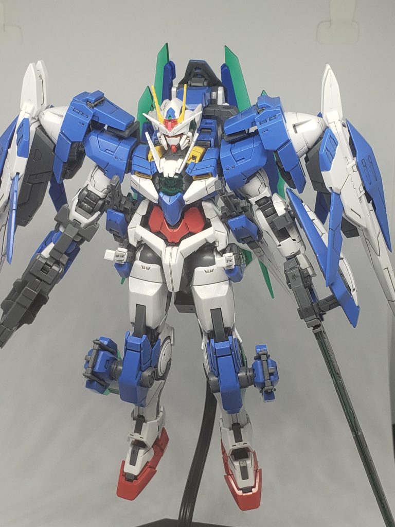 素立ちてすが😅全身の写真です🎵主武装として右腕にGNソードⅢ、左腕にGNソード改。追加武装として両腰部にGNソードⅡ、脚部にGNブレード、膝部にGNダガー、臀部にGNビームサーベル、背部にソードビットを装備。また、オーライザーのGNマイクロミサイル、GNビームマシンガン、左腕部のGNバルカンも装備。