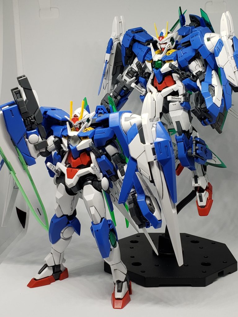 以前製作したHG版エグゾート(手前)との比較です🎵前作では頭部を交換してエクシアの顔の時は「クローズモード」とし、近接戦闘特化。ダブルオーの顔は「オープンモード」とし、粒子発生量を拡大、火力増強。(シャイニングガンダム見たいなイメージ)クアンタの顔の時は「パージ」とし、戦闘より対話に特化。(劇場版のイメージ)と言う設定でしたが、RG版ではこの設定を廃止し、常に臨機応変な対応が可能。