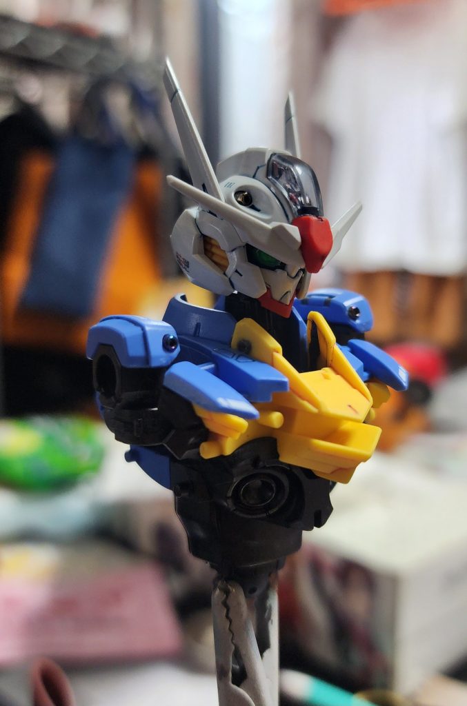 頭部バルカンと関節部分に手芸ビーズでディテールアップ、黄色パーツの襟部凹に丸型リベット打ち込み