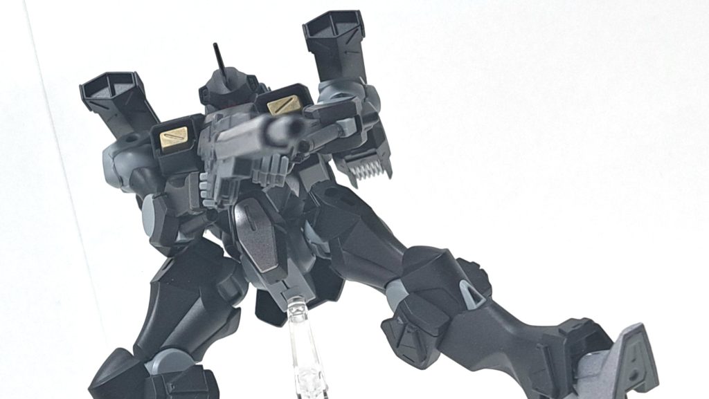 ロングレンジビームライフル本機の機動力で距離を置きつつ狙撃する為のビームライフル様々な武装が思案されたが、ガンダムファラクトの開発とともに専用武装が既に採用されていた。ただ単に報連相ができていなかった。その武装らは敵機を無力化しつつ確実に仕留める為、一時的にスタンさせるガンビットのコラキ、正確な狙撃に長けたビームアルケビュース、二挺のビームガンを連結させることでライフルとなるビームカリヴァを用いた過剰な火力よりも確実な撃破を重きに置いたものとなっていた。それを知らされた武装試験部一同はなんとなく「嫌われそうな戦法だな」と思ったそう