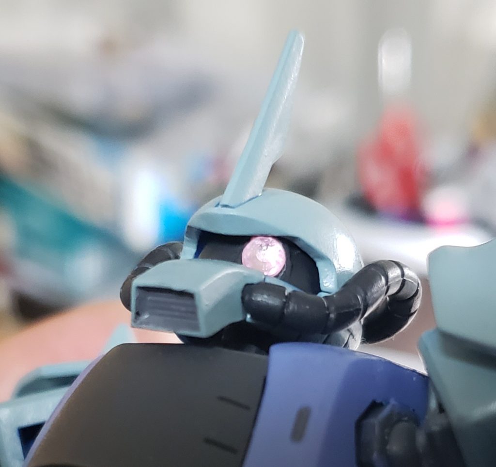 100均のキラキラシールしゅき……♥️ひさしに干渉するので、若干周りを削っています。