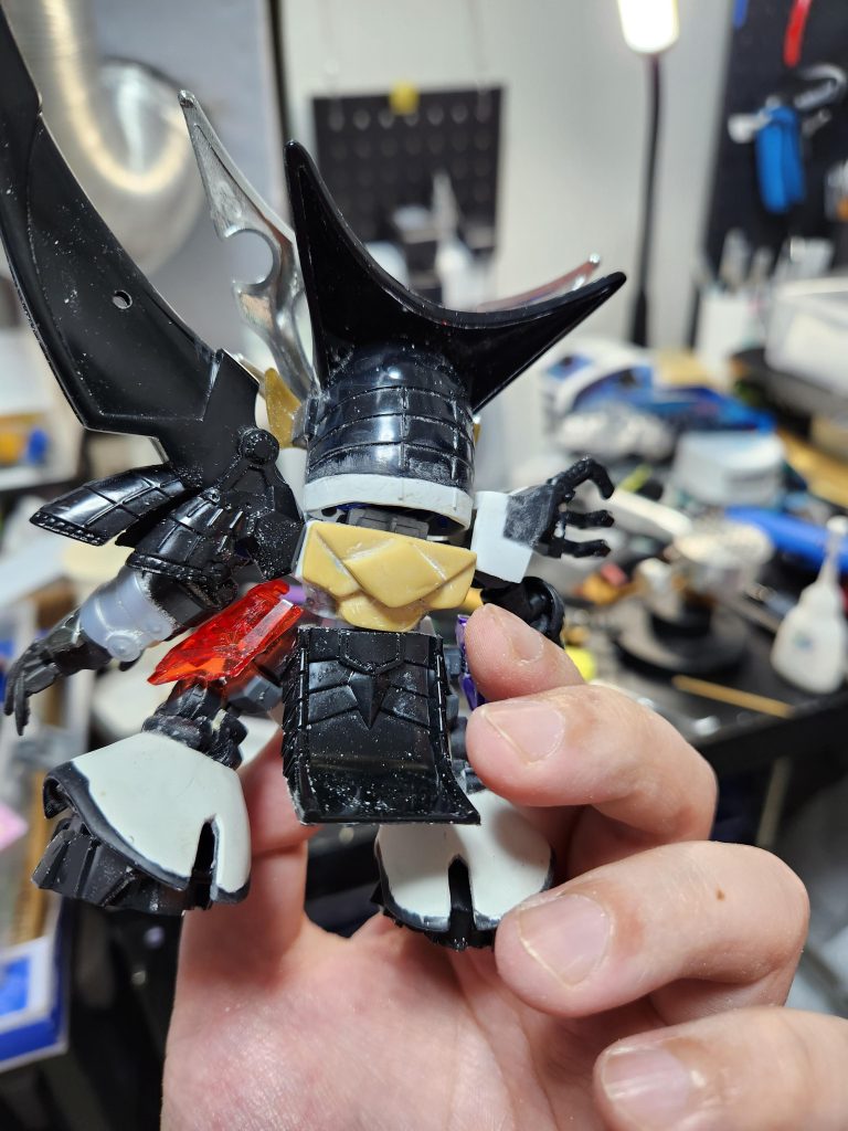 レジェンドのナイトガンダムに無理やり兜を被せたので足りない丈をパテで補強。背中も魔刃頑駄無ぽくなかったのでパテもりもり