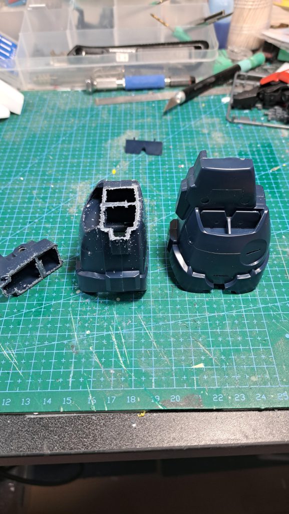 腰を深く沈めるために膝?をぶった切り関節を作りました。