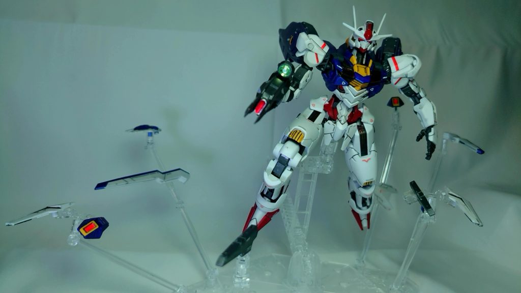 「水星の魔女ウェポンディスプレイベース」を発見！いつ買ったのか全く覚えていませんが、エアリアル用に購入したことは間違いないため、急遽組み立てて撮影しました。