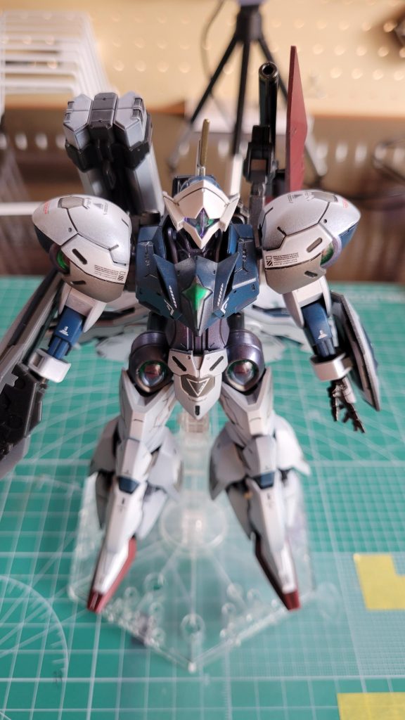 等身バランスはイマイチでおかしいし、失敗したところもいっぱいありますがあえて直しません!今より少し上手くなった時 今日を振り返ってヘタクソだって笑うかもしれませんが、それも俺のプラモ道です!笑ここまで見ていただきありがとうごさいました!PS サーフェーサーEVOブラックが手に入らないので、オススメの代用品があればコメント等で教えていただけるとありがたいです😭🙏