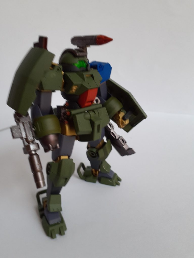 ノーマルのデミトレーナーに右側にチュチュ機のシールドを付け、デミの増加パーツのガトリングと３０MMのキャノンと発煙筒を装備しました‼️背中には、ミサイルとスコープも付けています‼️