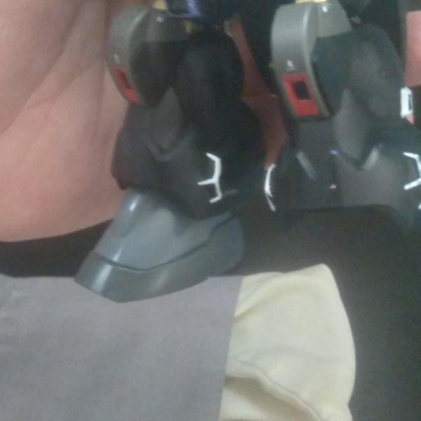 I finally was able to change the feet out on the Dilanza. Hguc gelgoog feet were used. I used plastic plate to glue the ball joint and reinforce it（2枚目）