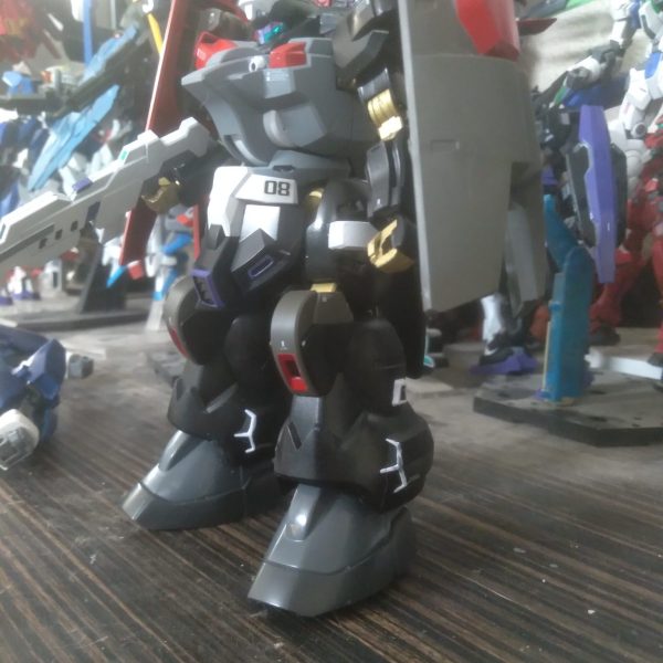 I finally was able to change the feet out on the Dilanza. Hguc gelgoog feet were used. I used plastic plate to glue the ball joint and reinforce it（1枚目）