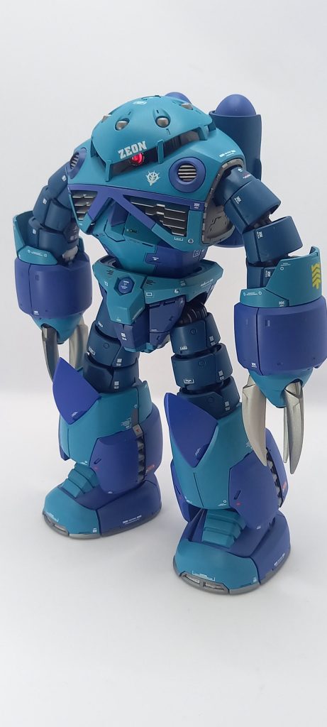 カラーは自分好みの調色をして仕上げてます。モノアイはクリアーレッドを吹き付け、付属のシールを使用して「らしく」しています。実はカラーリング以外は素組みです。RGはそのままでもすごくかっこよくて、すごいです。