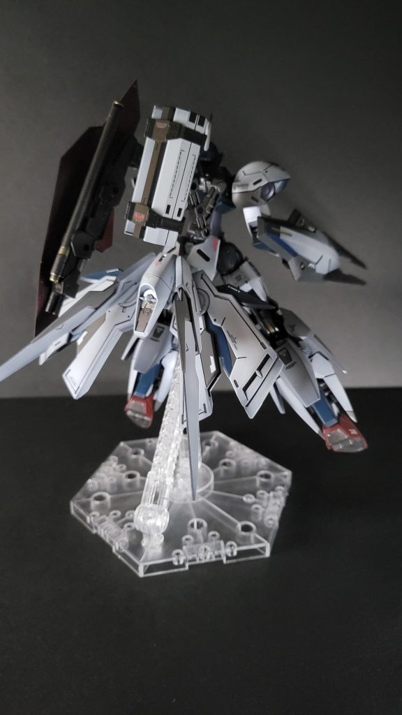 格闘戦と射撃戦、実弾兵器とビーム兵器、機動力と防御力のすべてのパラメーターを高レベルで実現出来るように妄想し作ってみました。スジ彫りはYouTuberさんを参考にして初挑戦してみましたが左右対象に彫るのとんでもなく難しいですね💦塗装もグラデーション塗装に挑戦しました、フラットホワイトとパールホワイトを重ねてるのですが白が上手く発色せずシルバーっぽく見えます🤔