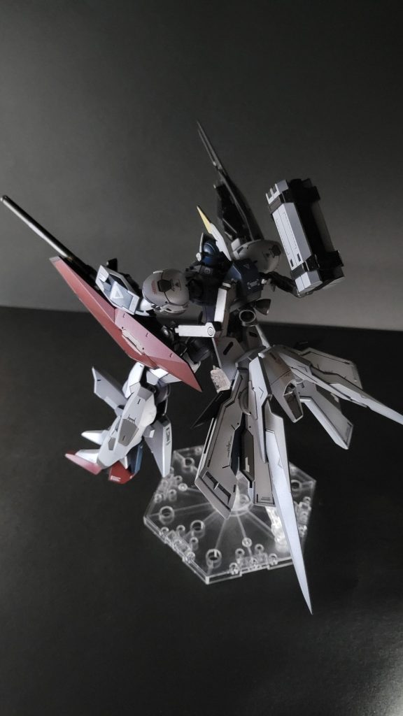 ゼルドザームの武装と脚部を移植してるのでそのまま脚部ビームランチャーとフォールディングデストランチャーを使用可能。グレネードランチャーかと思ったらエネルギー兵器でした🙄シールド裏のビームサーベル2本は「高速巡航型徹甲弾頭誘導弾」ということにしてます笑回避しにくい直進性のミサイルで貫通力が高くシールドや装甲の厚い部分を破壊するのに有効です。右肩のミサイルは、直撃しなくても一定距離に接近すると起爆する近接信管を搭載したいわゆるVTFミサイル。弾頭にはモビルスーツの装甲にも有効な新型の炸薬を採用してます。シールドは叩いたり突き刺したり出来そうな形状なんでメイスみたいに使えそうですね。