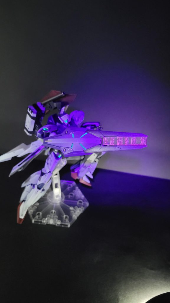 右腕部一体型複合兵装「アストラルメイガス」実体剣、ビームソード、チャージキャノン、ビームマシンガン、実体シールド、内蔵された防御フィールド発生装置によるビームシールドが集約されてます!ビームマシンガンは内側にメタルマズルを取り付けてあります。チャージキャノンはトリガーを引くとチャージを始め、1.5~2秒ほどで発射可能となり、トリガーを離すと発射するイメージ。連射性が低いかわりに弾速と威力が高いメインウェポン。ちなみにチャージし続けるほどに威力、射程、弾速が高まるが、長距離レーダーや狙撃用のFCSを搭載してないので長距離精密射撃はできないという脳内設定。アストラルメイガスには、格闘戦時に弾薬がデッドウェイトになるため実弾兵器は内蔵されてません。