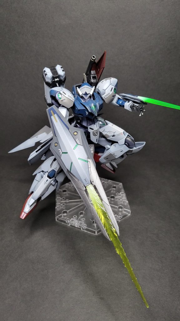 左腕にはビームサーベルを発生できる小型シールド腰部に大型スラスターを増設してるので、格闘戦の邪魔になる干渉を防ぎつつ高起動化を実現。