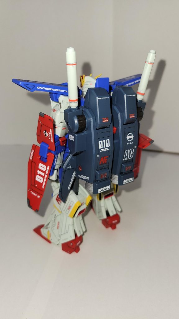 とにかくスジボリをしまくってデカールを沢山張りました。