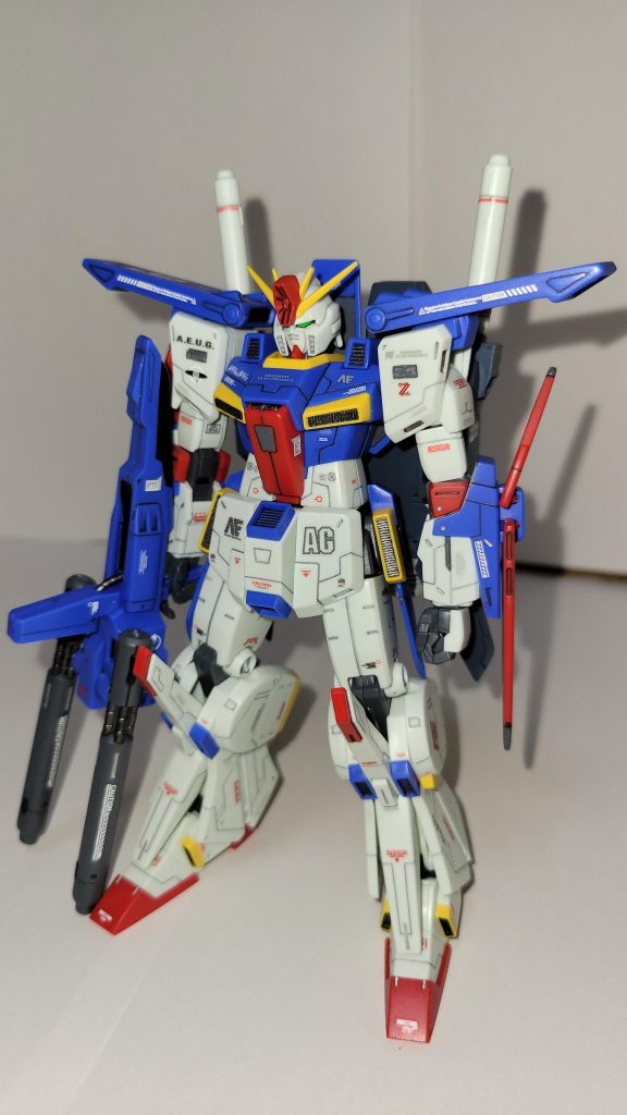 デカールも大きめの目立つ物を多めに使いました。正直くどすぎるし何のためにあるのか分からないモールドもありますが何だかんカッコ良く出来たと思うので満足です。