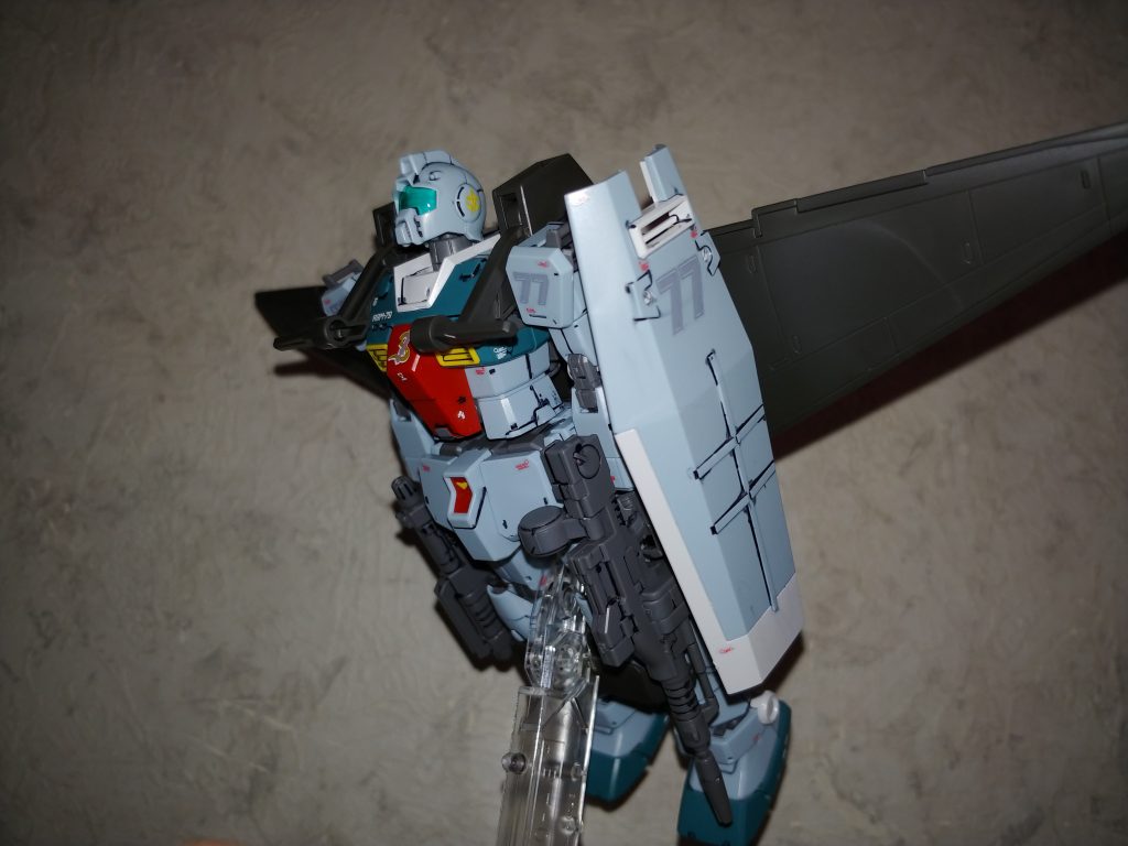 スプレーガンとライフルを持たせて。バズーカも検討しましたが飛行バランスを考えたら、それは盛りすぎかなと却下。