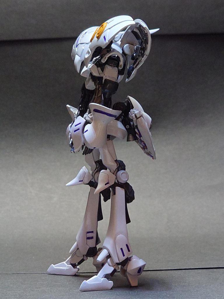 側方から結構逆関節にしています。上腕はアーティファクトのSガンダムの下腕を移植しています。