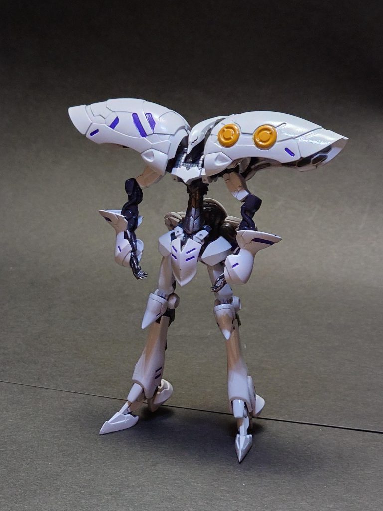 カラーリングは永野護氏のキュベレイを参考にエアブラシ+筆塗り(エナメル、シタデル)あまりテカテカなのは好みではないのですが、今回は流石に光沢クリアでトップコートしています。MH、GTMといえばやはりツルツルテカテカでしょう。