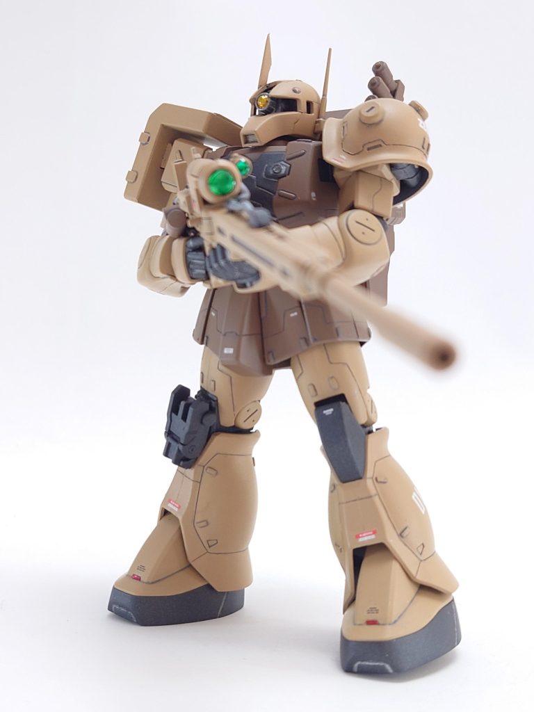 作業内容は右肩シールドをプラ板からスクラッチ👍左肩は修理のためスパイク付きのヤツからスパイクを外して蓋をして流用想定で😁背中左側のスモークディスチャージャーはランナーとプラ板で作製✨ライフルはランナーで砲身を20mm延長😆足首が埋まってる感じなのでプラ板を挟み1·5mmほど隙を確保。ツノをプラ板から作製、アンテナのシャープ化、マイナスモールド追加、プラ板チップを貼付け、モールド彫り直し、スジ彫り追加、モノアイとセンサー部はホイルシールにレジンで立体的に、筆塗り全塗装、スミ入れ、デカール、ラピーテープ貼付け、スムースクリア仕上げです🎵