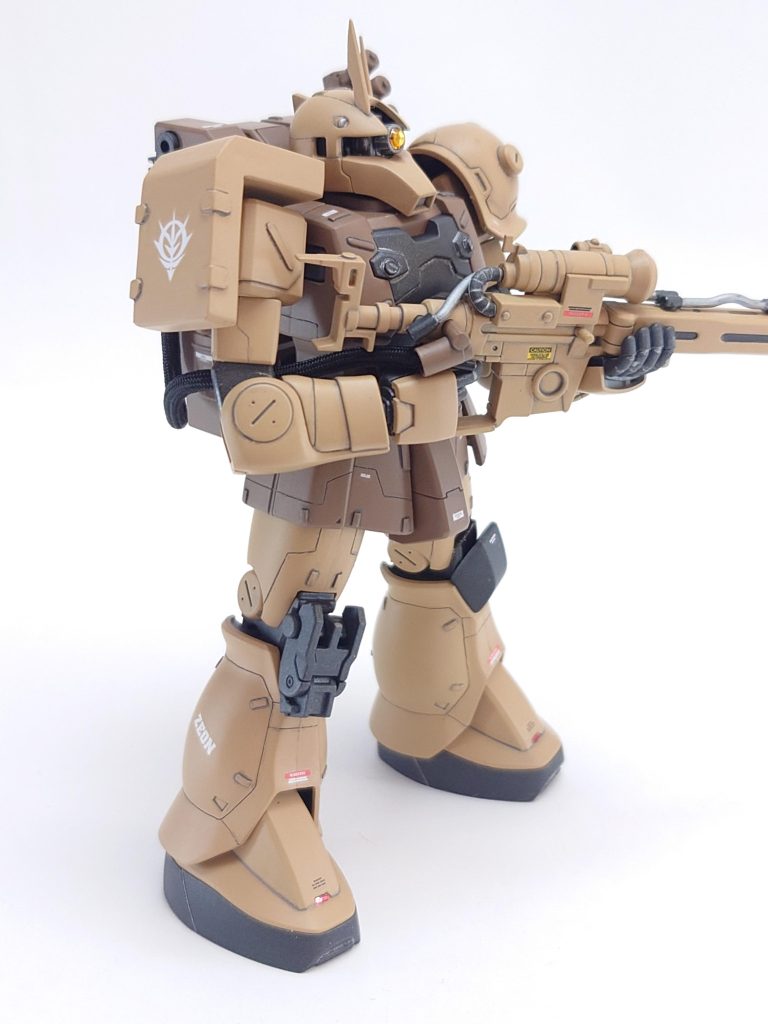 右肩のシールドも自分なりに良く出来ました✋パーツが余ってれば良かったのですがウチには余剰パーツはほぼ有りませんので自作で🎵通常サイズだと重いだろうし、ライフルと干渉するかもとハーフサイズにしてみました😁防御力アップし強そうに見えます✨シールドがあるだけでかなり印象が変わるかと😉