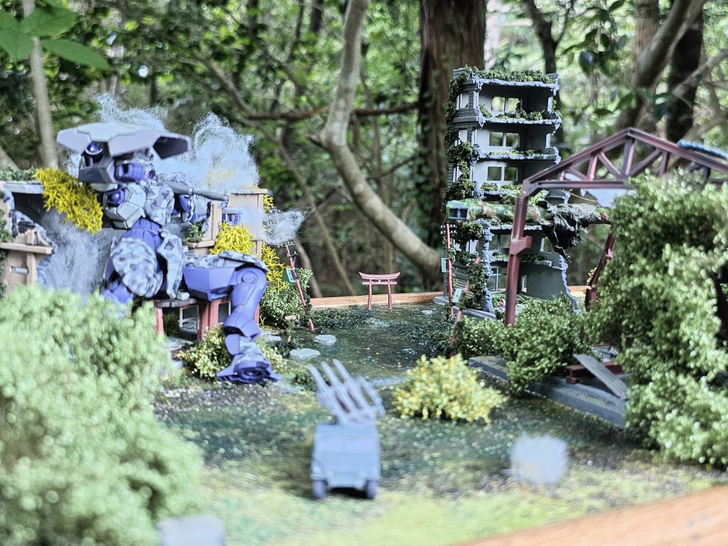アニメで地球がかなり荒廃している描写があったので建物に草木を生やし地下の水道管の破裂などで道路が水没、水草や土砂で道路が消えてしまった状態を再現しました。