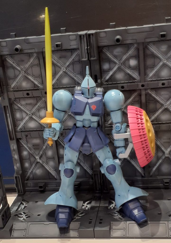 ボディ・ライトブルーと、ティターンズブルーサーベル・ダークイエロー盾・シャインレッドとホワイトの調合色ランドセル・黒鉄色とファインシルバースミ入れ・メタルブルーデカール・ジークジオン…ッ!バック・連結ディスプレイベース渋く塗装…