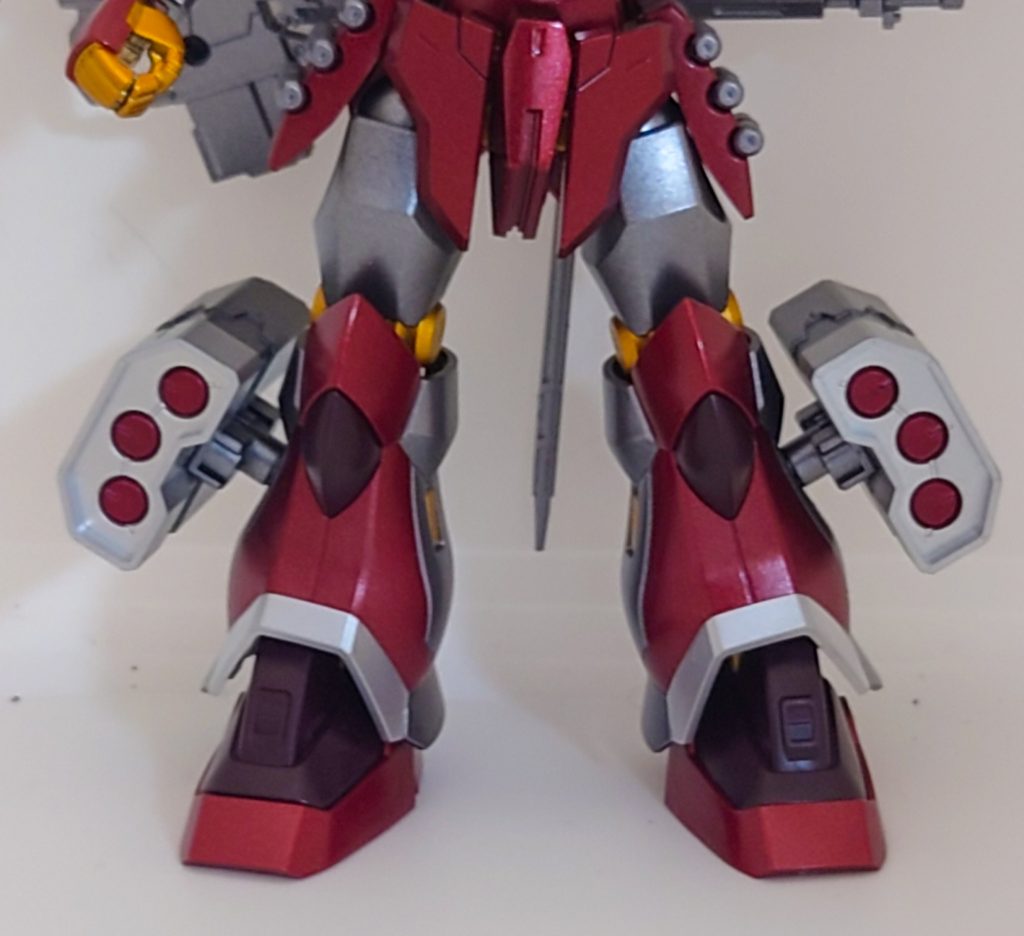 武器4両足に装備したミサイルポッド。