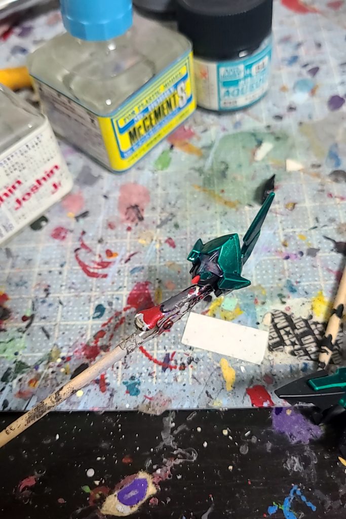 ガンダムフェイスはダブルオースカイのフェイスを使用し、余分な部分をカット