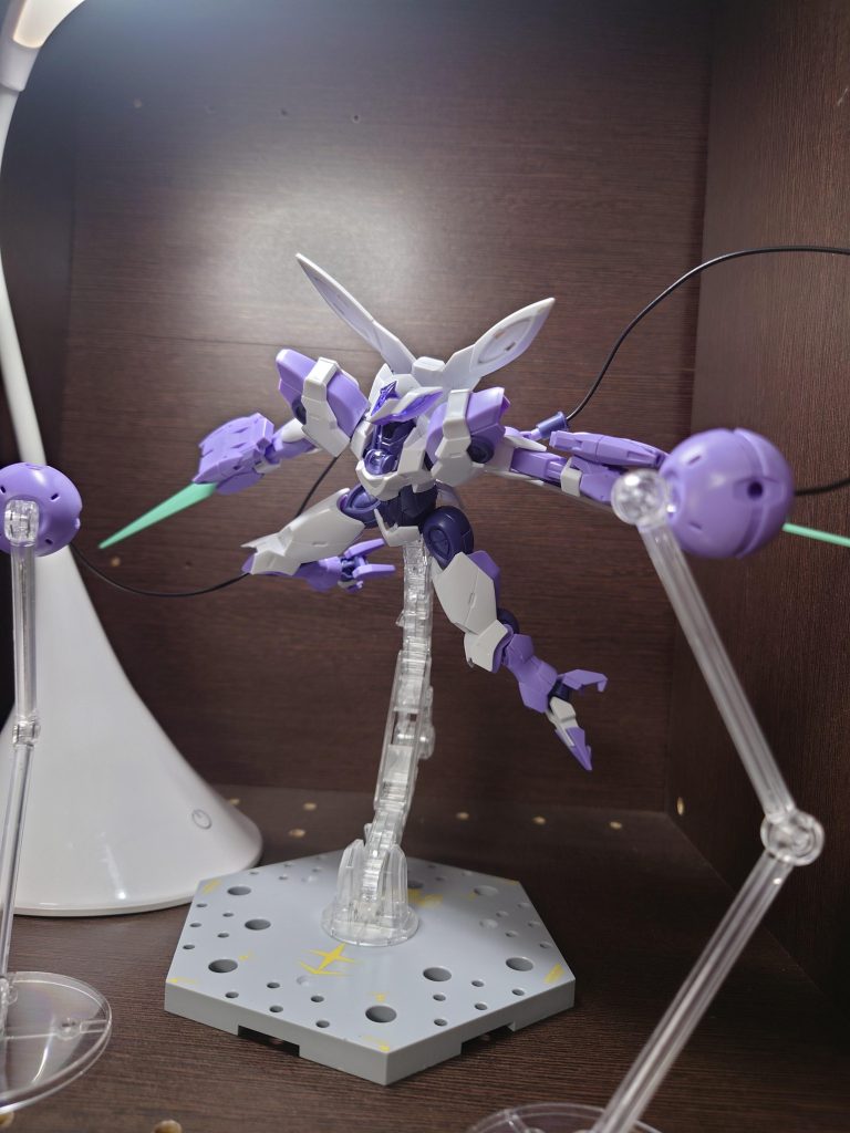 水星の魔女からべギルべウ。このキット本当ならルブリスウルとソーンよりも先に作り終わるはずだったのに、つま先を付ける白いパーツ、外す前にランナー回収箱に入れるという痛恨のミス。確認って大事。そのせいでもう1キット買う羽目に。残ったパーツは初の改造をする際に素体になってもらう予定です。