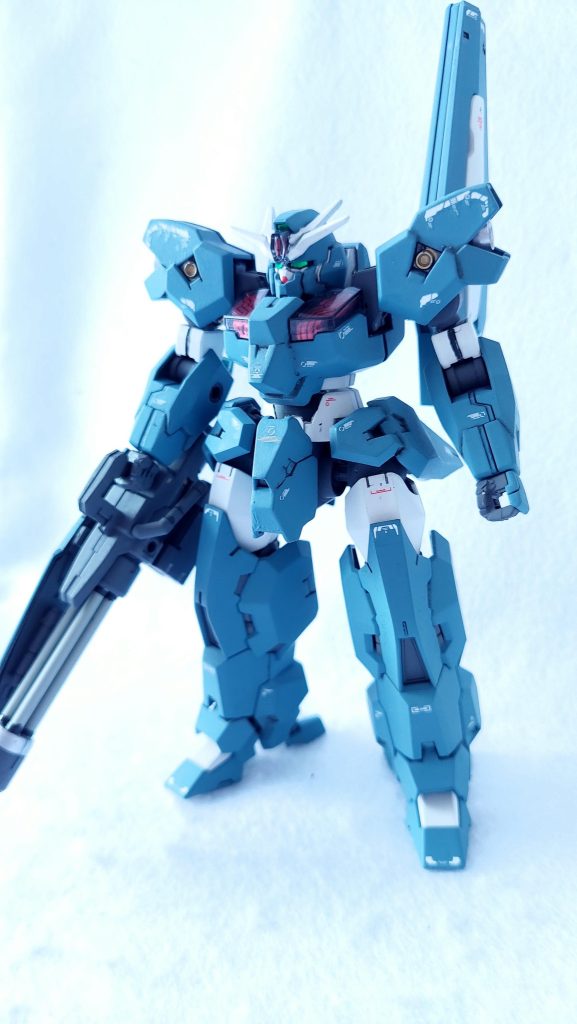 2023年春絶賛放映中の「機動戦士ガンダム 水星の魔女」。初めて作った本作のガンプラは地球の魔女ソフィ・プロネの登場するMS、ガンダムルブリスウルになりました。正確にはダリルバルデを先に仮組みしたのですが、そちらはミキシングが頓挫したのでまだ箱の中で眠っています。他のキットを作るつもりでいたのですが「放送中の作品のガンプラを作る」機会はそうはないこと、また14話は自分で思うよりショックだったようで気がついたらこのキットに手を伸ばしていました。