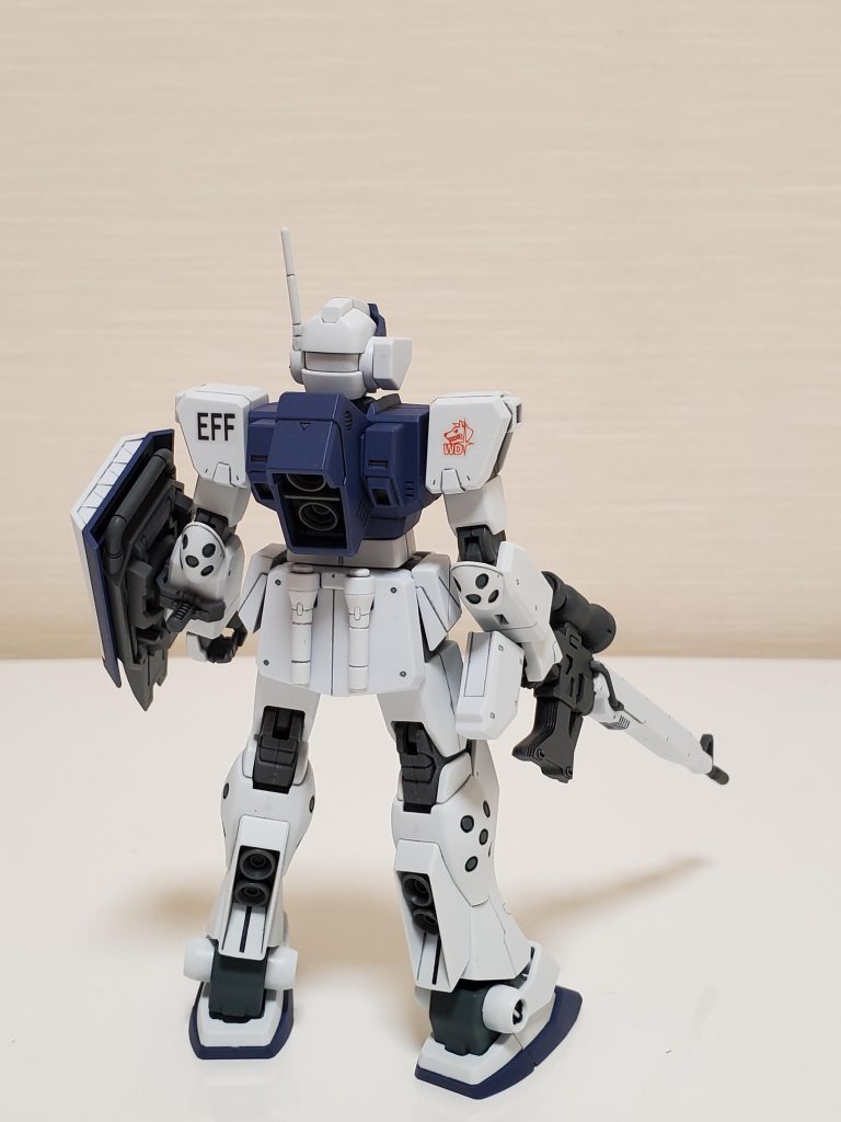 部分塗装は一部MG版を参考にしています。ガンダムデカールの「サイドストーリー汎用」をしようと思ったのですが、サイズが小さかったので左肩のエンブレム以外は結局付属のマーキングシールを使用しました。