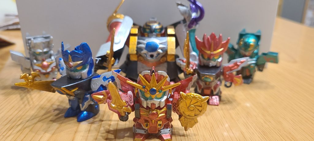 各機甲神も塗り分け、目もフリーハンドなのでバラツキありますが筆塗りしてます。