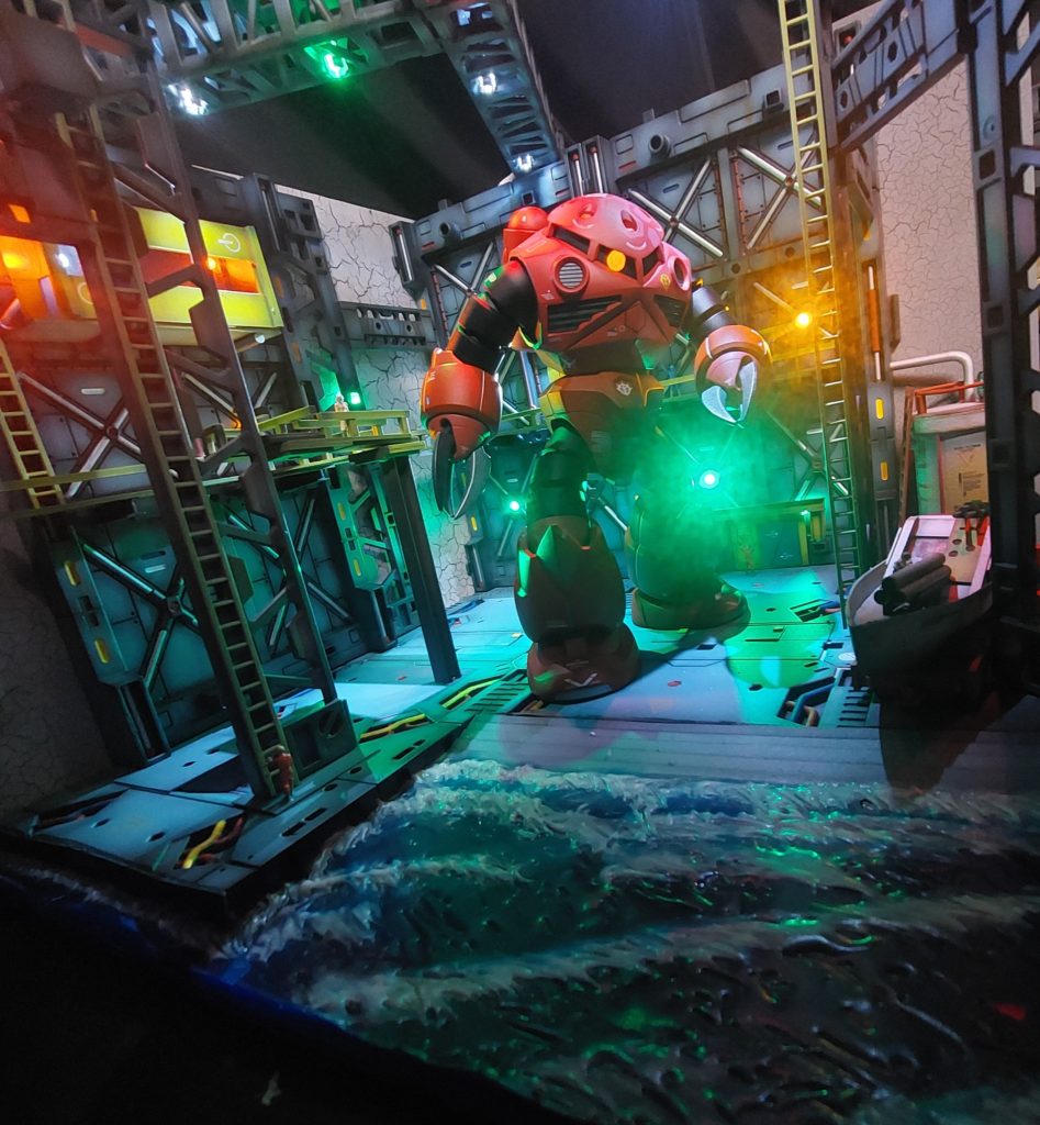 海を表現どうしてもしてみたく色々調べているとUVレジンが良いと知ったので使ってみることに‼️初挑戦だったのでワクワクしながら……ん？……あっ？！…やってしまった…厚く乗せすぎて…レジンにUVライトを当てても…中が乾かない…( ；∀；)そんな事を繰り返しながら何とか形になり始めたので波の表現！……難しい…少し硬いレジンを使用して楊枝など使って筋や泡を表現！仕上げに光沢トップコートを使用して……反射しすぎて❌艶消し使うと…反射しなく嘘っぽくなるので❌試行錯誤の結果…光沢塗って乾く前に半艶を使用し！上手くLEDを反射してくれ成功( ・`д・´)右下のボートも実は1から手作り( ・`д・´)