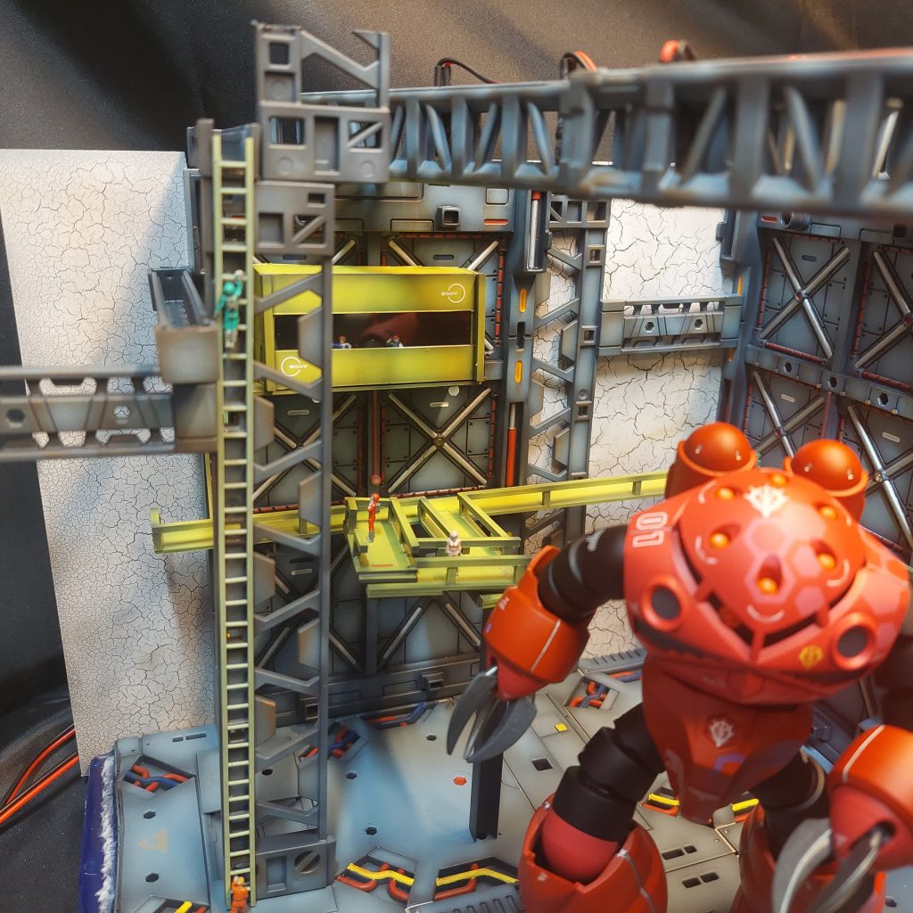 岸壁を削り簡易格納庫を作ったイメージなのでクラック塗装で岩肌を表現しました！今回は３パターン作成、使用したのですが全て思い通りに割れてくれて良かった🎵ジオラマの左壁に二枚、正面右側に１枚、そして右側の地面にも！最初の写真見てもらったら分かるはずです( ・`д・´)拘りです❗( *´艸｀)