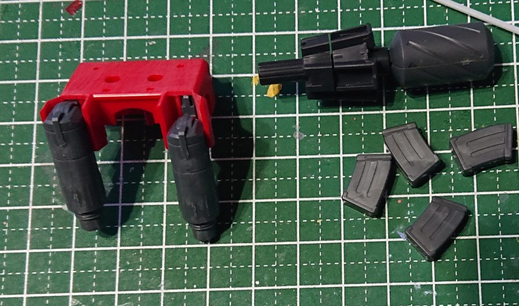 写真左側、キャノン砲の基部を逆向きにはめ込み(他モデラーのパクり) 。写真右側、余りパーツの流用(貧乏性で捨てれない)。