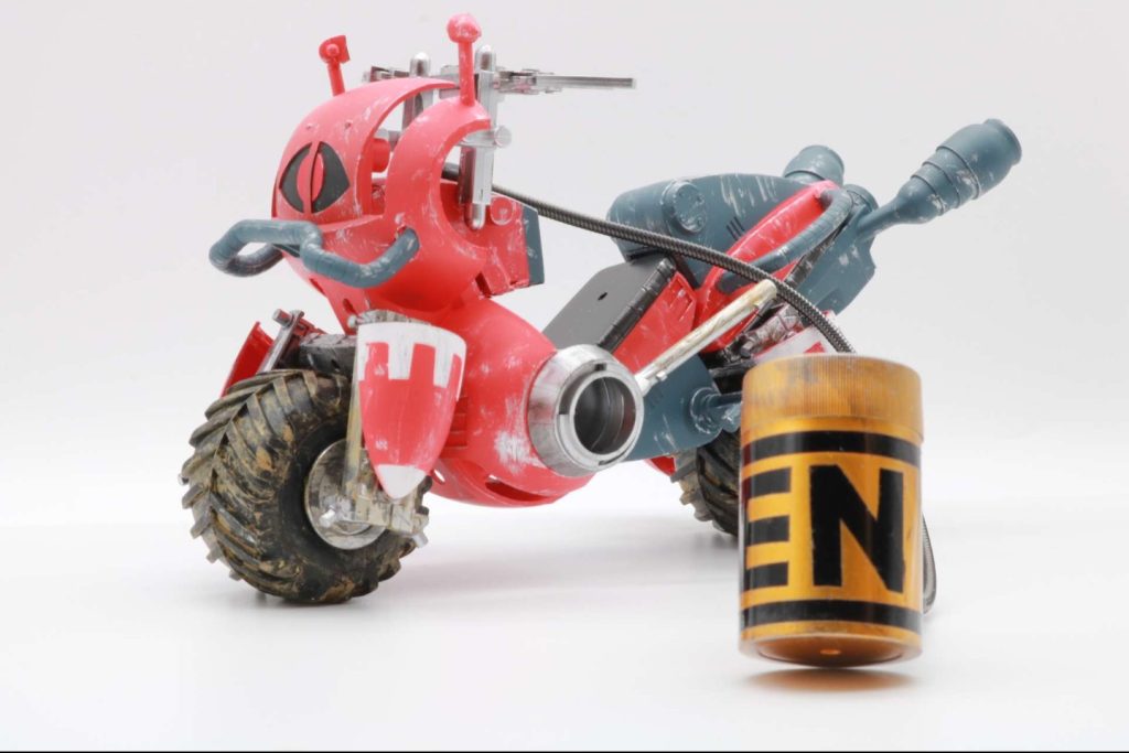 余ったアッグとMSGフレキシブルジョイントで組み上げたダブルオーガンダムGGGレオン用のマシン。タミヤのオフロードタイヤセットを使用してグリップ力をアップ。EN缶(えねかん)ミッション中に一回だけエネルギーを全快。元ネタはスパロボzのENゲージの色とE缶。缶とバイクの接続は壊れた充電ケーブルを再利用