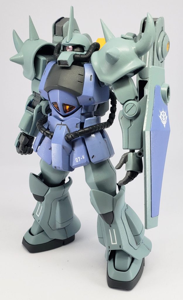 前回のリキシがネタに走りすぎたので、今回は実戦寄りで作りました。グフ・フライトタイプ?いえ、知らない子ですね……。全体を戦闘機チックなカラーで統一、何となく空軍的な雰囲気がよきよき。スパイクアーマーの形状を変更して俺機体をアピールですぞ。