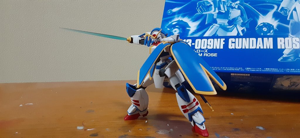 稼働範囲広いからポージング面白いですね、大腿部や二の腕に筋彫り入れても良いかな?と思ったけど、格闘機体だからあまり継ぎ目あるのもおかしいか?と思ってやめました。でも所々細かいディテール入ってるから間延びした感じもあまり無いですね。