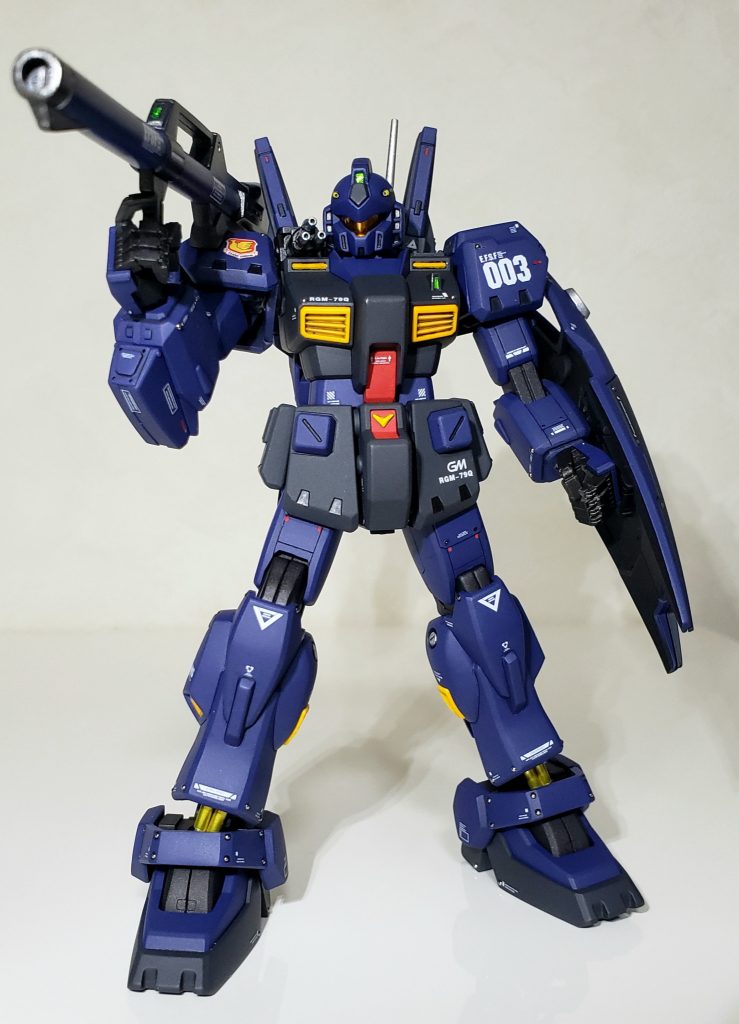 キット付属の90㍉ジム・ライフルがカートリッジが邪魔でカッコよく構えられないのでMk-IIのハイパー・バズーカを持たせてます。付属の手は小さめなのでMSハンドに変更してます。右腕にグレネードランチャーユニットを装着して武装強化。