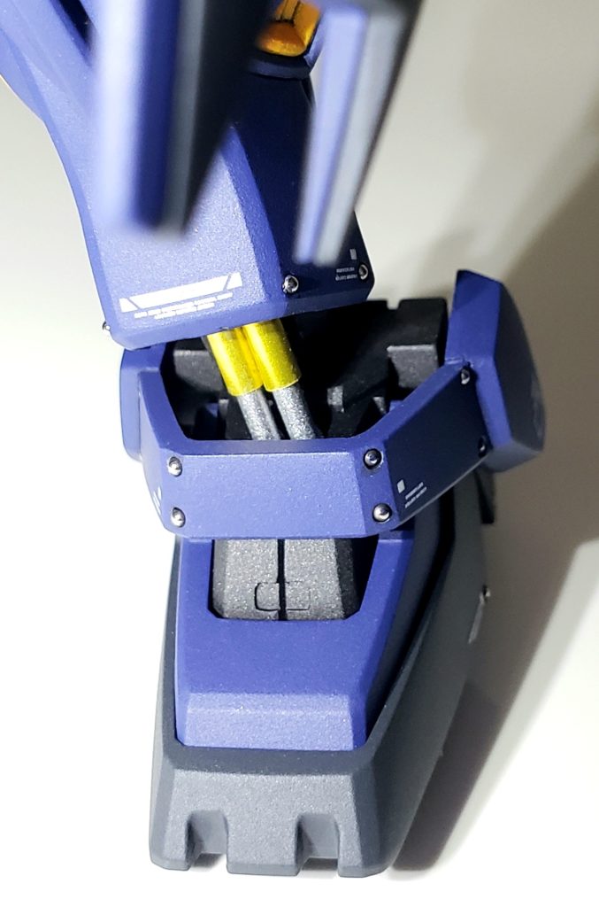 今回ここが1番こだわった部分！Mk-IIの途中までの足首シリンダーをなんとかMG並にしたいなと思って、最初は元のシリンダーにピンバイスで開口したけど三本目に失敗して破損|(꒪⌓꒪)次はコトブキヤのシリンダーを使用してみたが塗装して接着して可動させたら負荷に耐えられずシリンダーが割れてジ・エンド……( ﾟдﾟ)やはり見た目と強度を両立させるには真鍮パイプと真鍮線しかなかったですね。ということで・シリンダー⇒2,1㍉真鍮パイプ(ガイアカラー:スターブライトブラスで塗装)・ロッド⇒1,5㍉真鍮線(ガイアカラー:スターブライトシルバーで塗装)を組み合わせて作成してます。多少失敗してるところもあるけどカッコよく出来たと自己満足全開です(> ·̫ <⸝⸝)