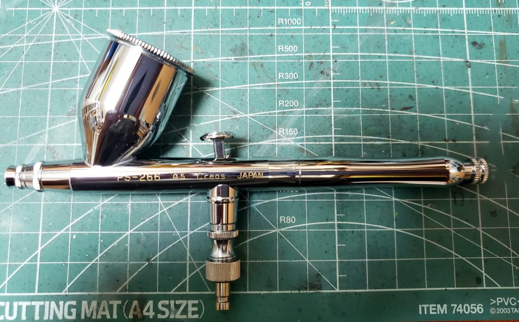 クリアー吹き用としてハンドピースを追加しました。クレオスPS-266WA (0.5㍉)です。塗料の減りは早いけど0.3㍉より効率良く吹けていつもより艶消しも良い感じになってる気がします(気のせい？)このハンドピースがより威力が発揮するのは艶ありの時だと思うので光沢仕上げを作成する時が楽しみですね(^_^‎)/