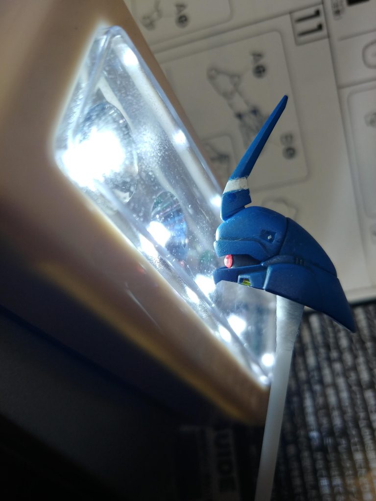 モノアイのみシールを使用位置と○を上手くやる自信無かったので、貼った上からホロレッドを何か物足りなかったんで、100均レンジでチョンと、硬化後に再度ホロレッドいい感じです。