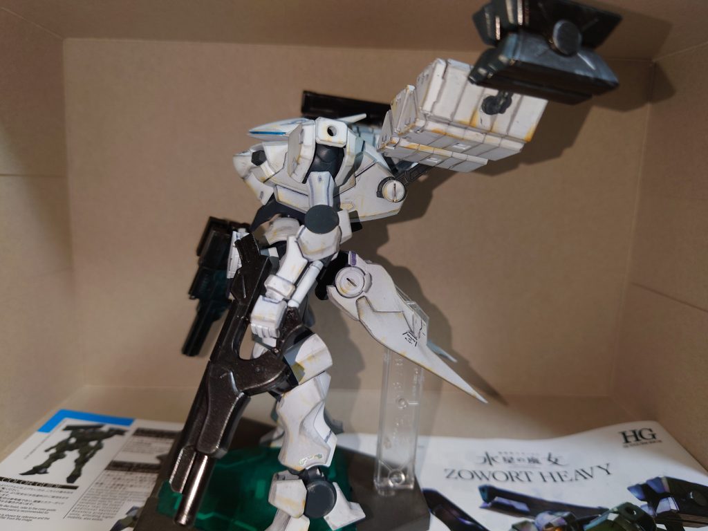 頭部はジークルーネのヘッド尻部はバルバトスルプスの腰部スラスター背負っているのはＭＳＧフリースタイルガンとマルチミサイル